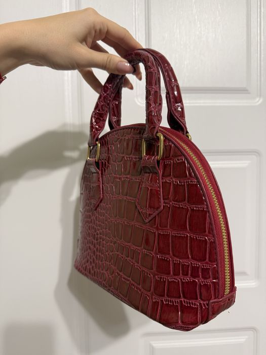 Дамска чанта цвят бордо бургунди червена къса и дълга дръжка