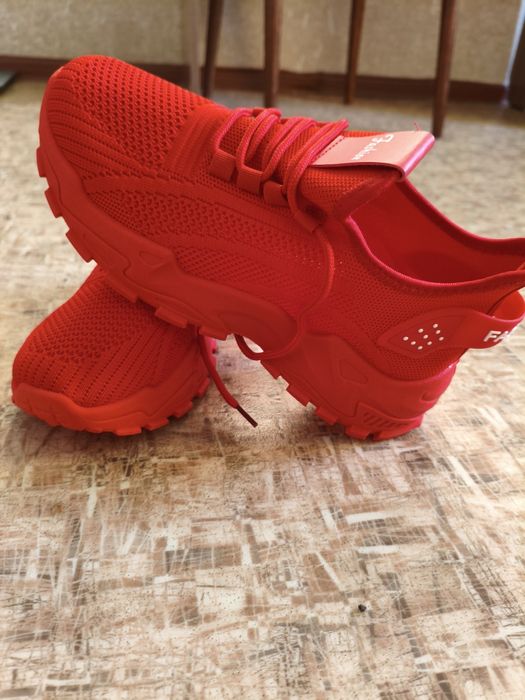 Продам кроссовки новые