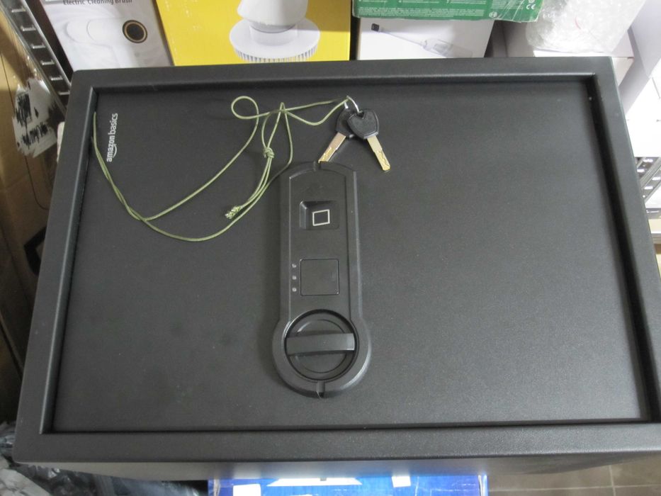 Seif electronic biometric cu amprentă Amazon Basics - 50 L, negru