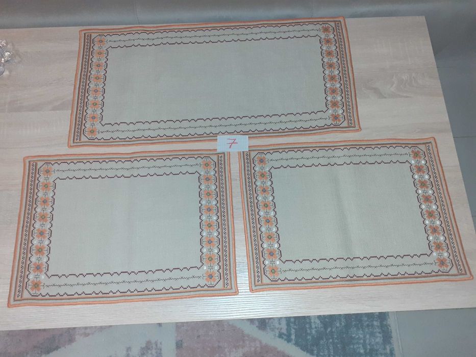 Ръчно бродирани карета на ленена панама с конци Мулине