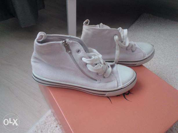 Vand Tenesi de dama sport noi nouti produs de calitate import.mar.39