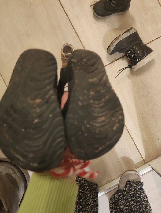 Подарявам НОСЕНИ обувки