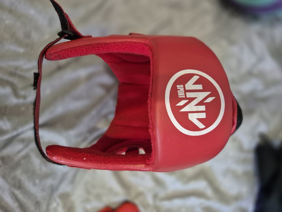 Два шлема синий и красный