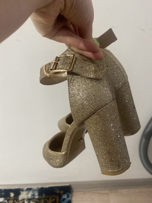 Золотистый туфли