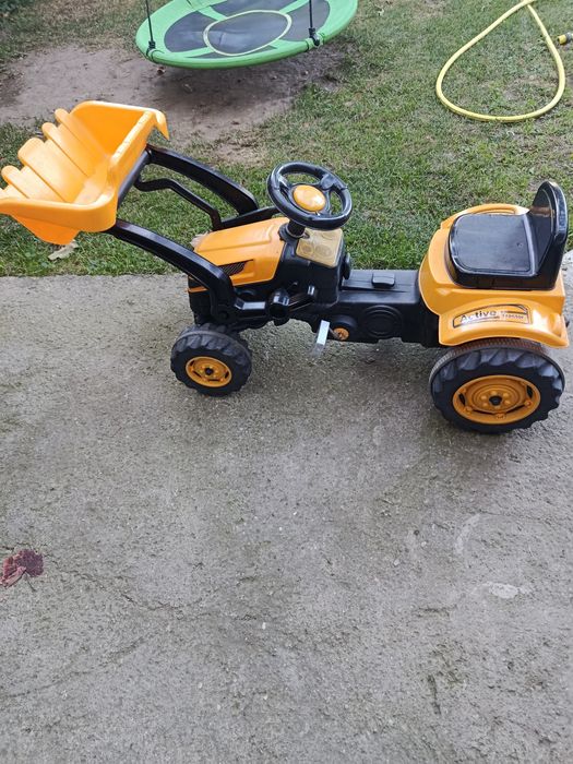 Tractor cu pedale și cupă