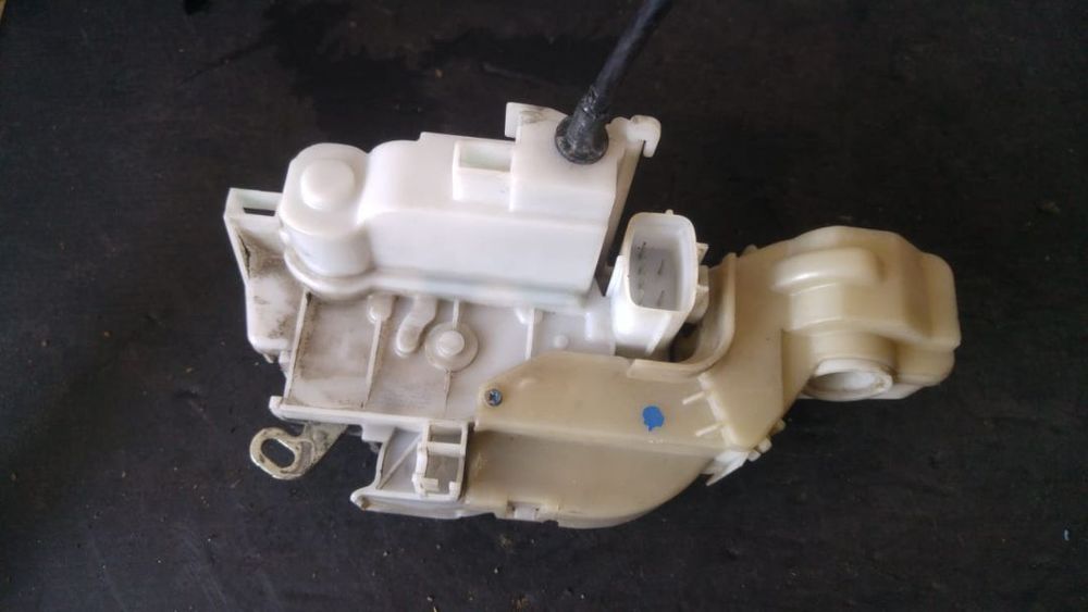 Broasca iala usa stanga fata alfa romeo 159