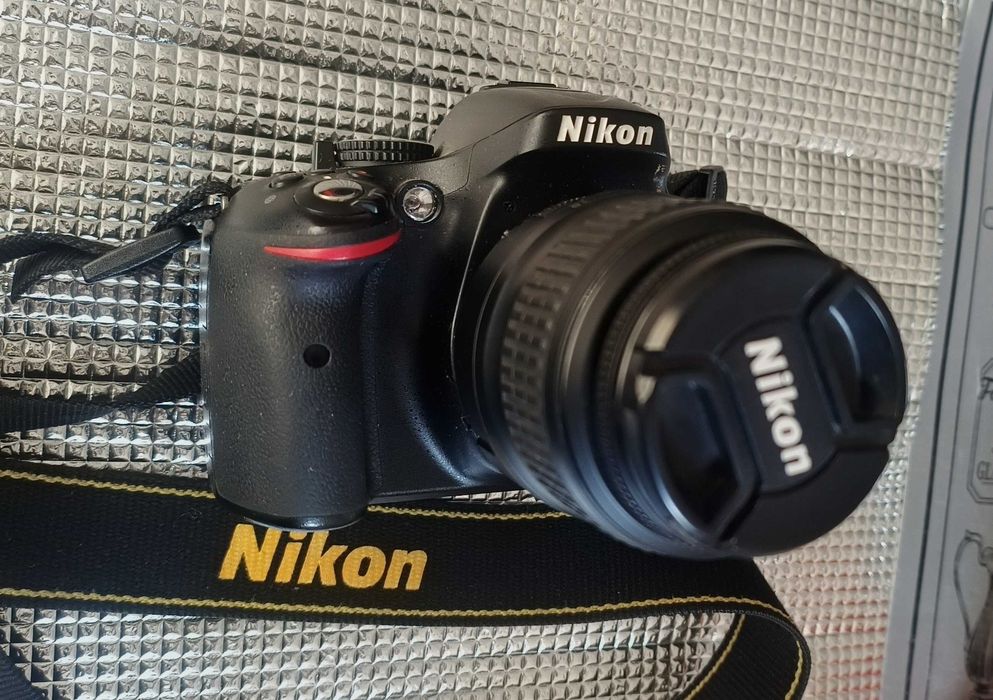 Nikon  D5200  + obiectiv 18-55mm
