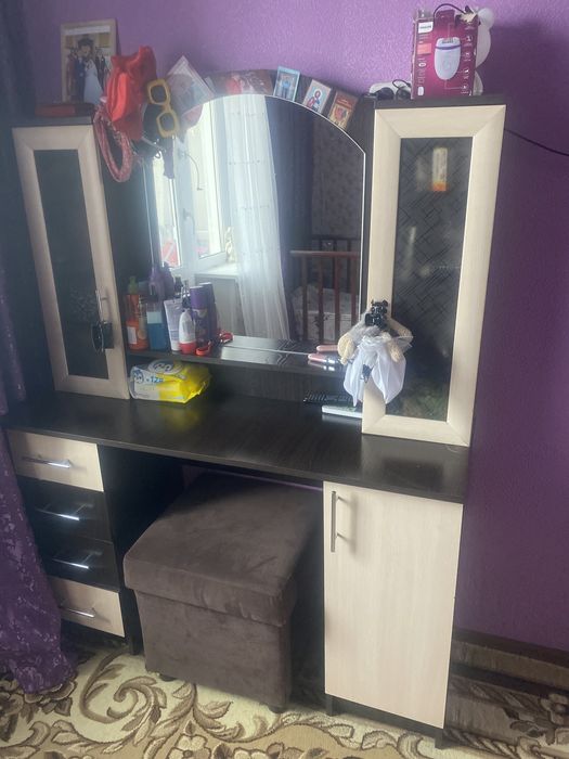 Продам туалетный столик