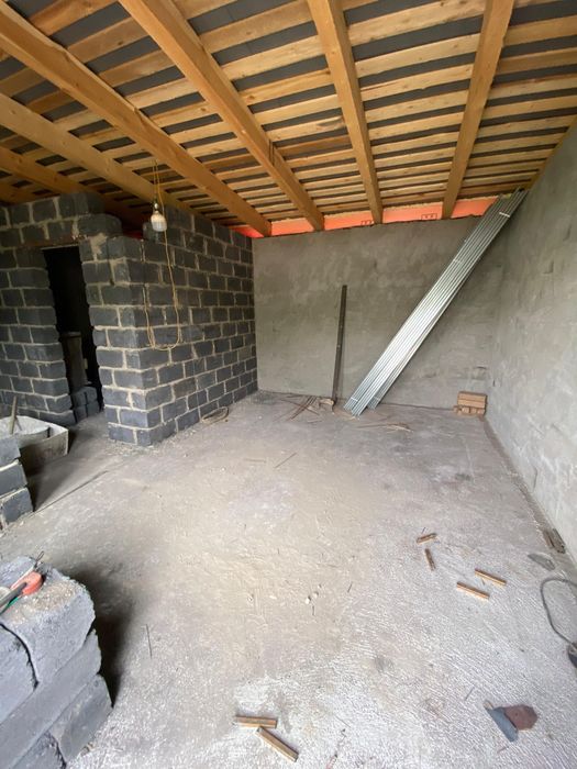 Участок с постройкой