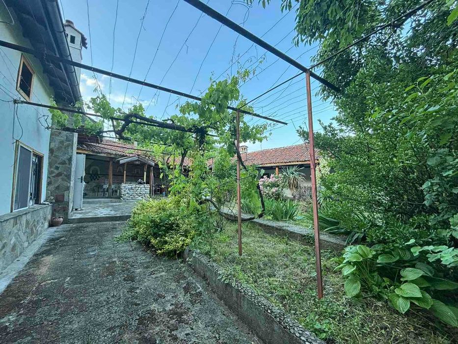 КЪЩА с РЗП 140 кв.м, двор 900 кв.м, село Розино
