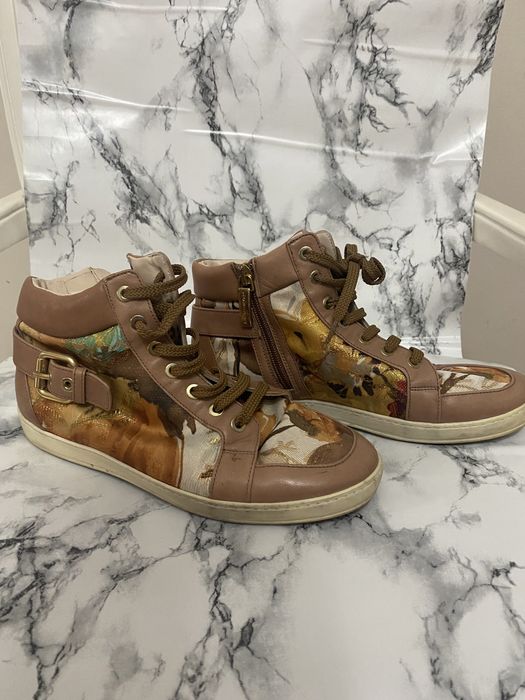 Распродажа кроссовок