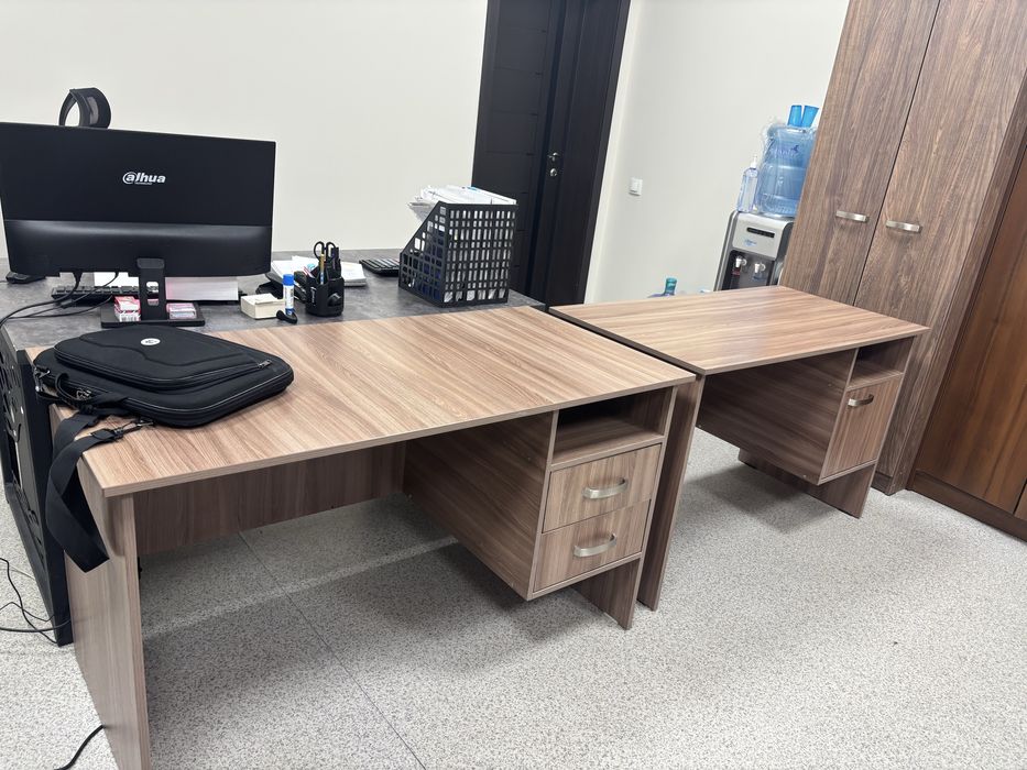 Продам 2 офисных стола