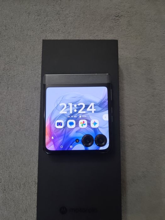 Motorola Razr 50 – 8 GB RAM / 256 GB