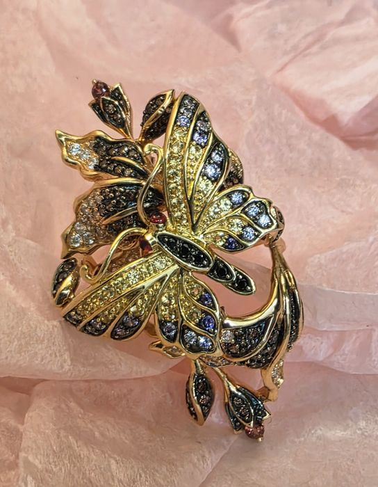 Красивое золотое кольцо VIOLET