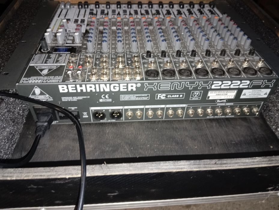 Vând mixer audio Behringer xenyx 2222 cu procesor efecte voce