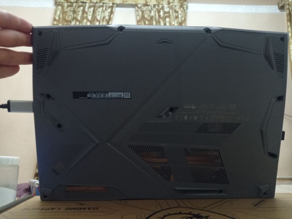 MSI GEMING NOUTBUGI CORE i5, 13 avlod , ram 8 gb , ssd 512 gb, rtx2050