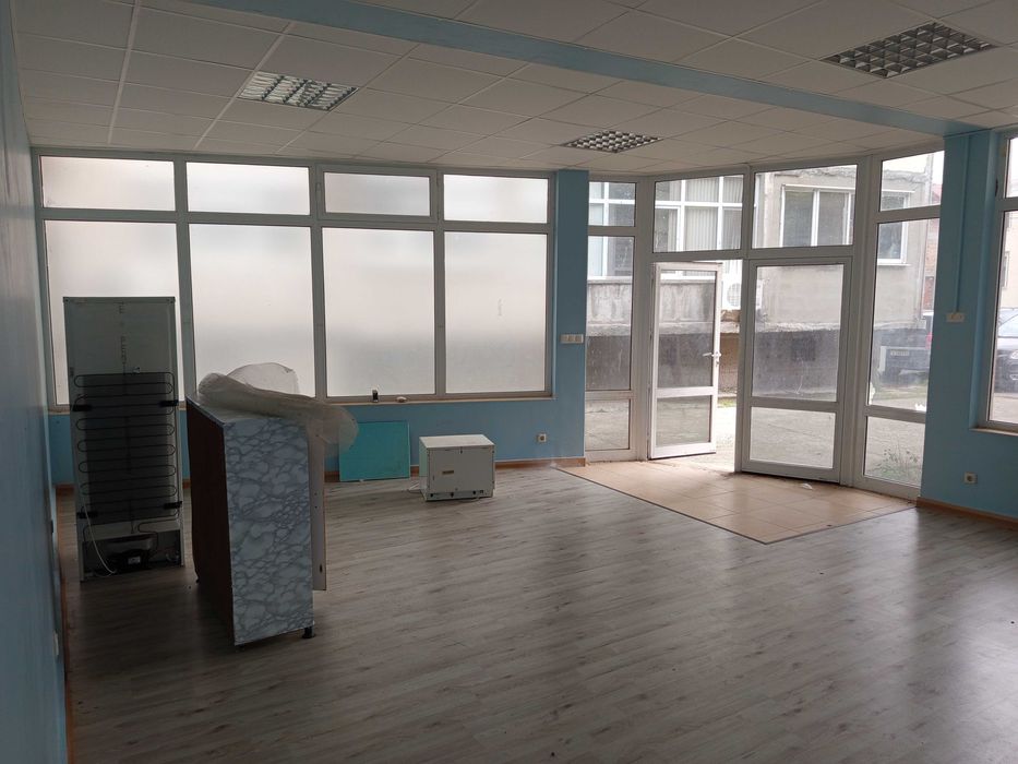 Продавам партерни търговски помещения