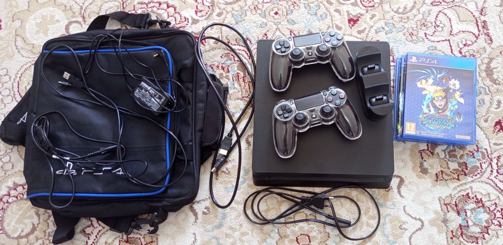 PlayStation 4 Slim 500 ГБ + 2 геймпада+зарядная станция+игры+сумка