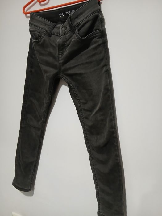 Pantaloni blugi C&A copii 8-10 ani stare perfecta.
Dimensiuni
- c