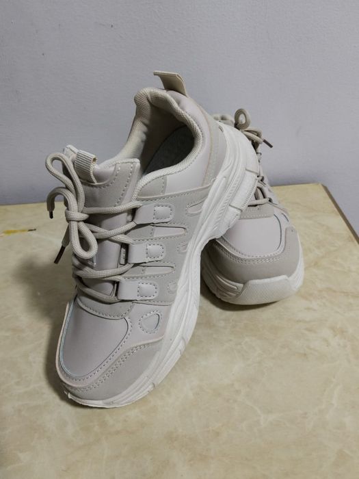 Продаются кроссовки 37 го размера новые