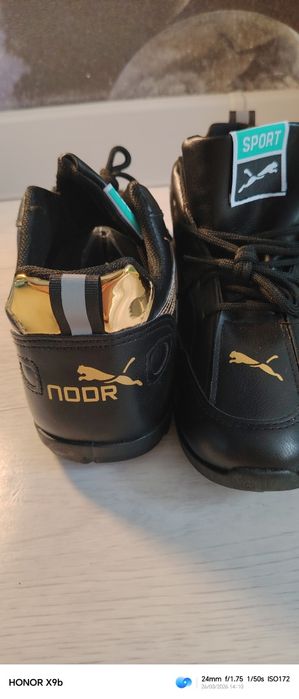 Кроссовки спортивные