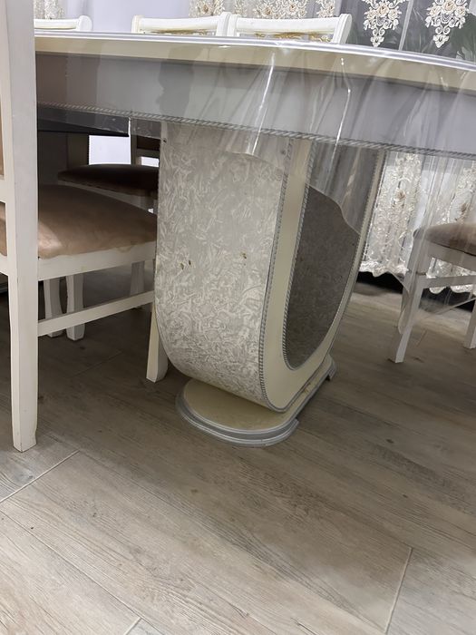 Стол для гостинной