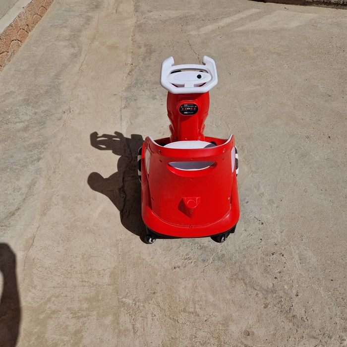 Машинка красного цвета