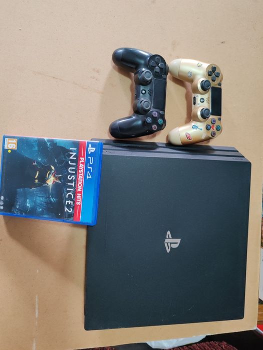 Play Station 4 pro 1tb +2 manete și un joc