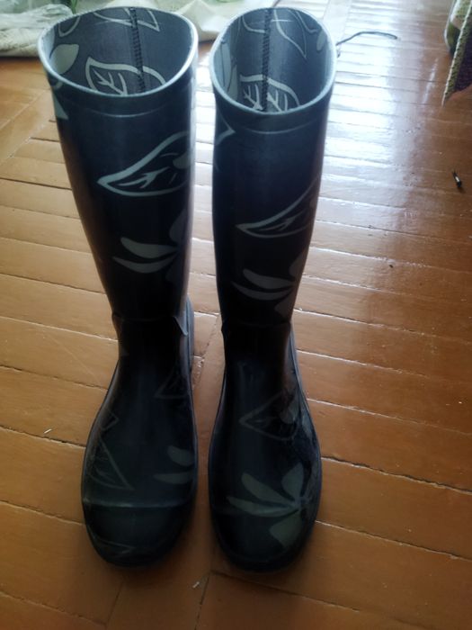 Продаю резиновые сапоги 40 размер