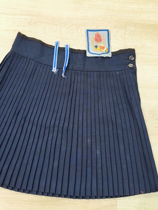 Fustă plisată de pionier,trese,insigna și emblema pionier