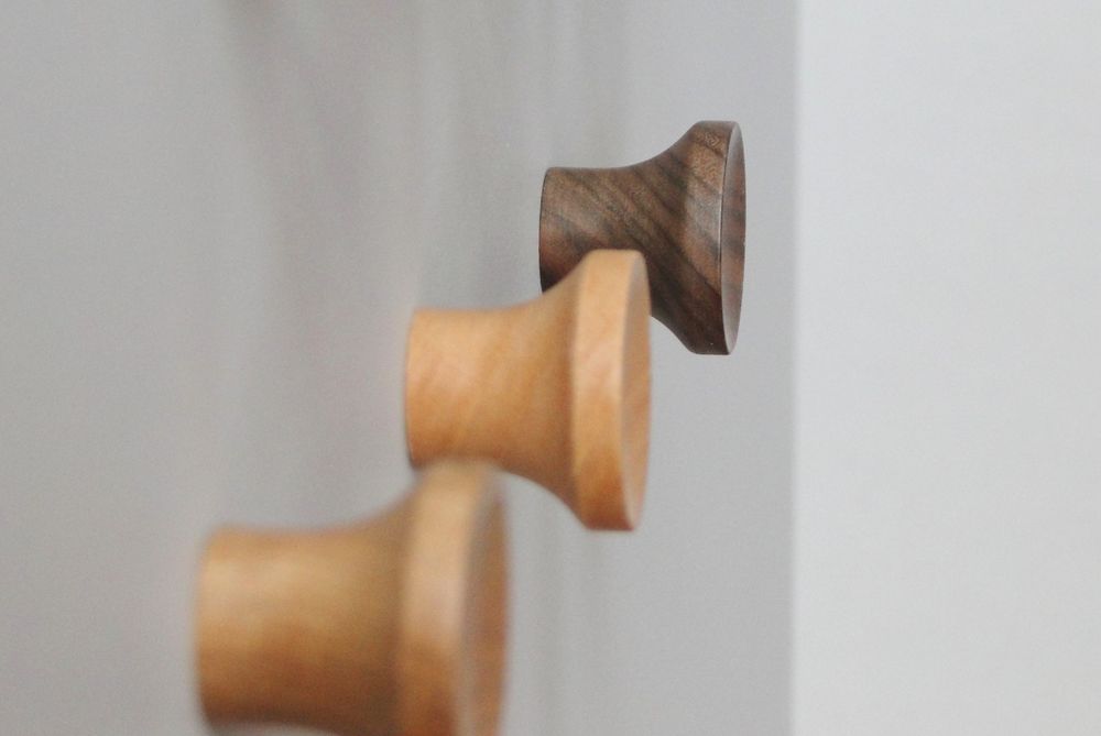 Дървени закачалки за стена или стенен панел.