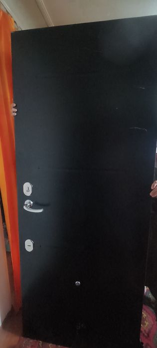 Входная железная дверь