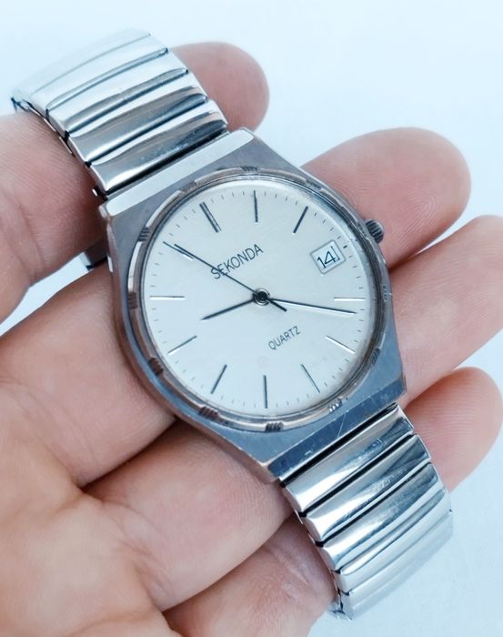 Ceas bărbătesc Sekonda cu quartz, carcasă și curea din oțel inoxidabil.