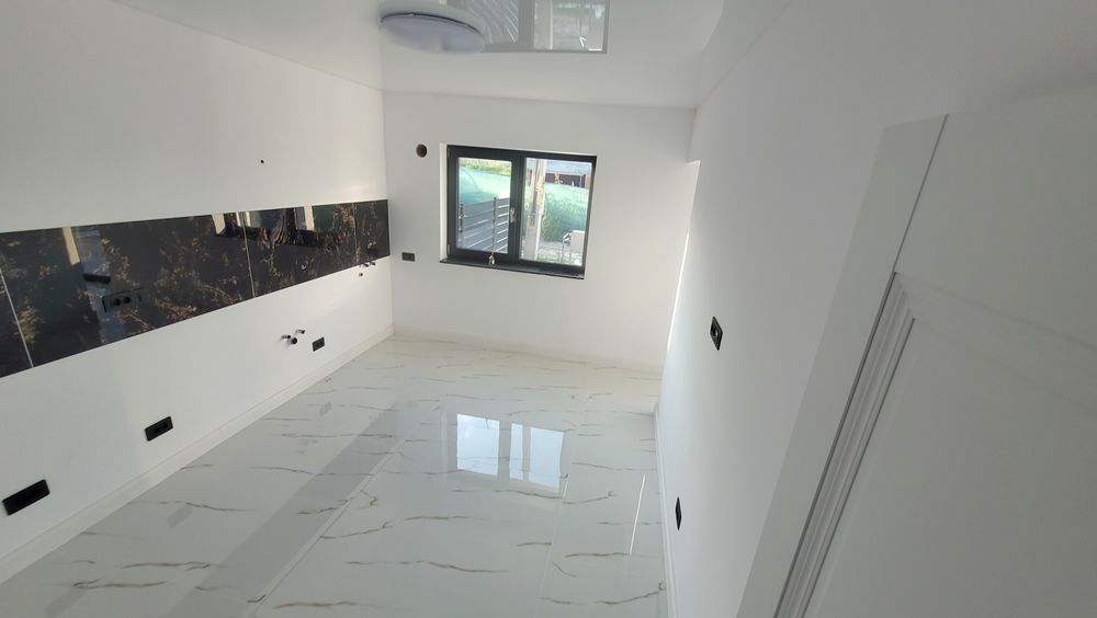 Reducere 50% manopera.  Meseriaş:  Gresie, Glet, Var, Parchet