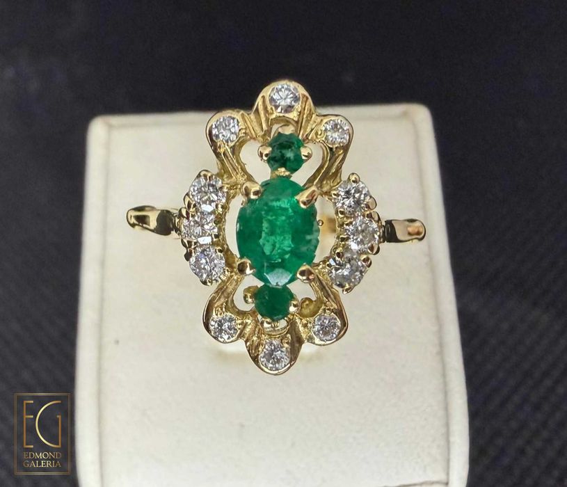 Inel din aur, decorat cu smaralde și diamante