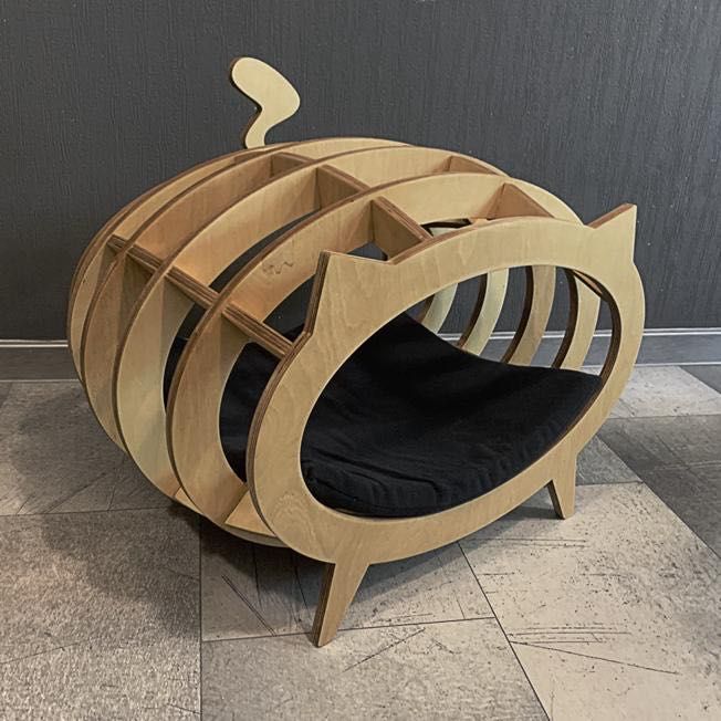 Домик для кошки деревянный.