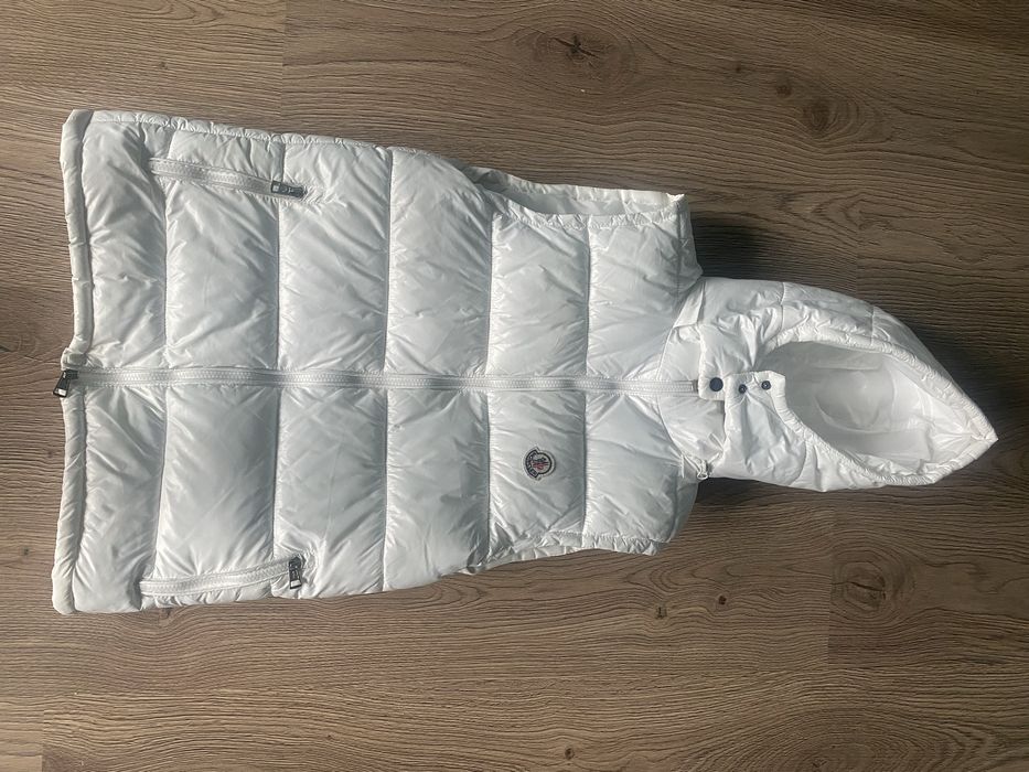 Vesta alba Moncler cu gluga