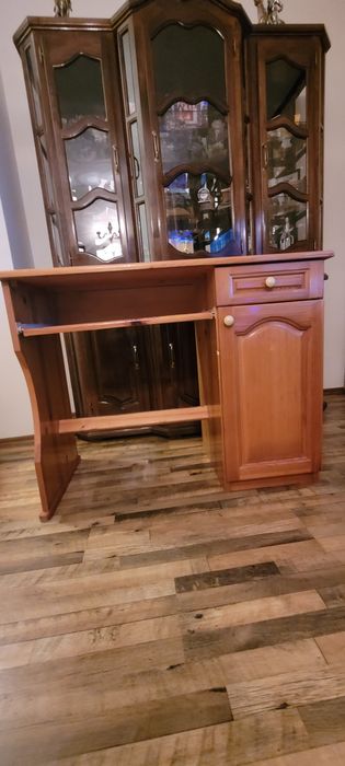 Продавам ученическо бюро