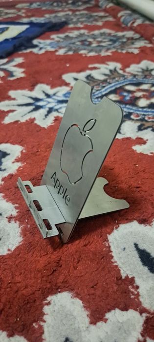 Telefon qo'yadigan ayfon logotipi bor