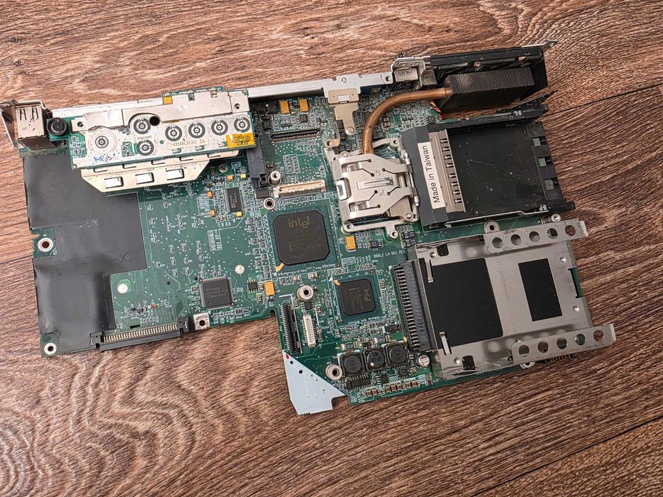 Монитор и материнская плата DELL Inspiron 2500