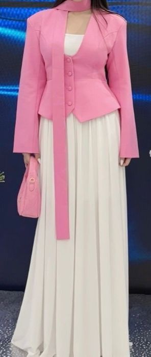 Розовый костюм.