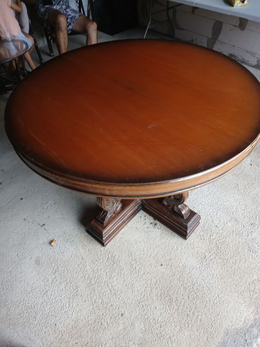 Masa cu scaune din lemn