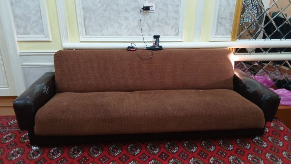 Yaxshi holatdaki divan sotiladi.