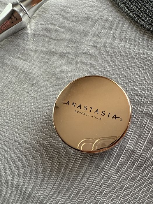 Продукти за вежди на Anastasia и Benefit