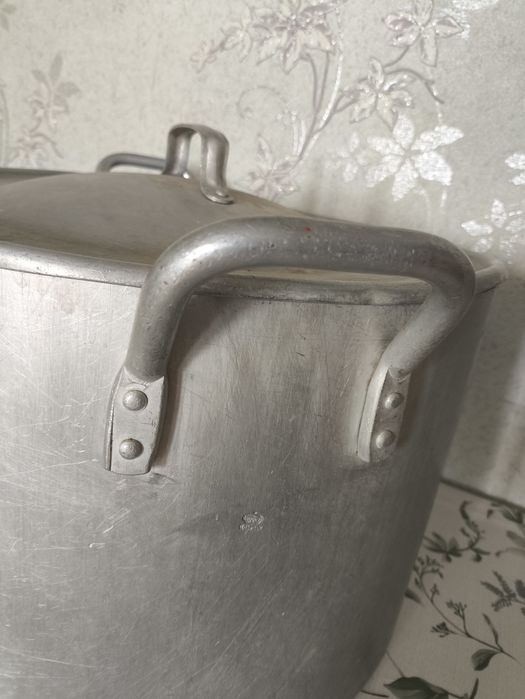 Продам алюминиевую кастрюлю