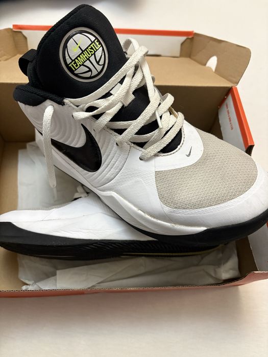 Обувки Nike Team Hustle D 9 GS (38 номер)