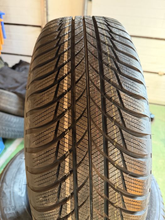 4 anvelope M+S Bridgestone Blizzak LM001 Seal Inside 215/65 R17 99H NOI 0km