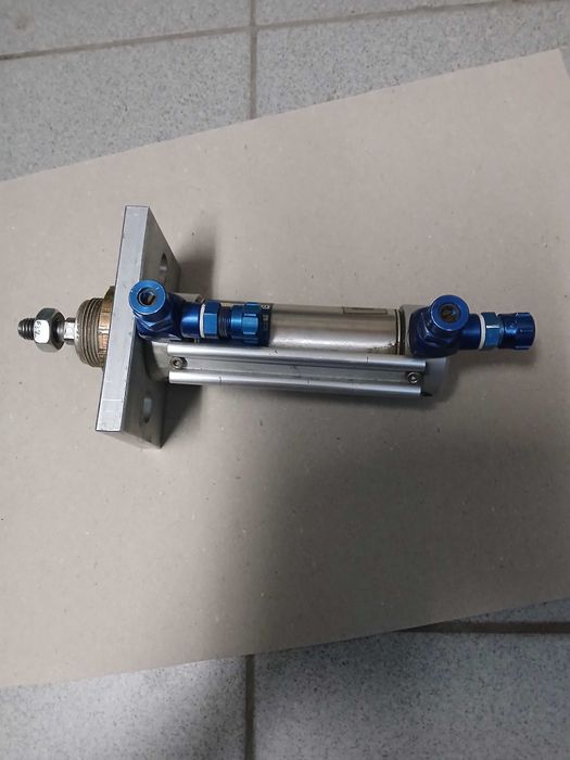 Пневматичен цилиндър