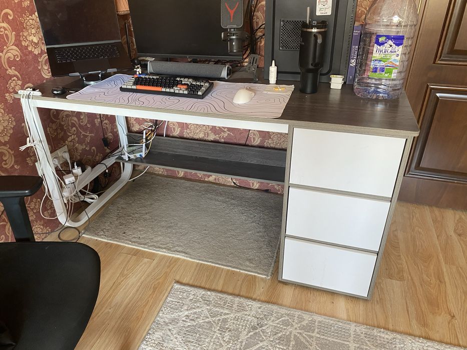 Продаю рабочий / компьютерный / офисный стол DEVELOPMENT