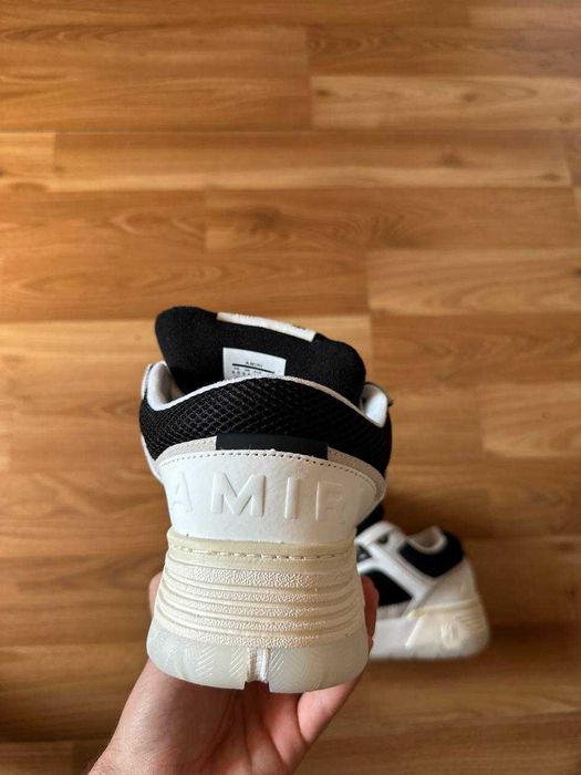 Sneakers Amiri cu eticheta (nu Nike, Gucci, Adidas, Balenciaga)